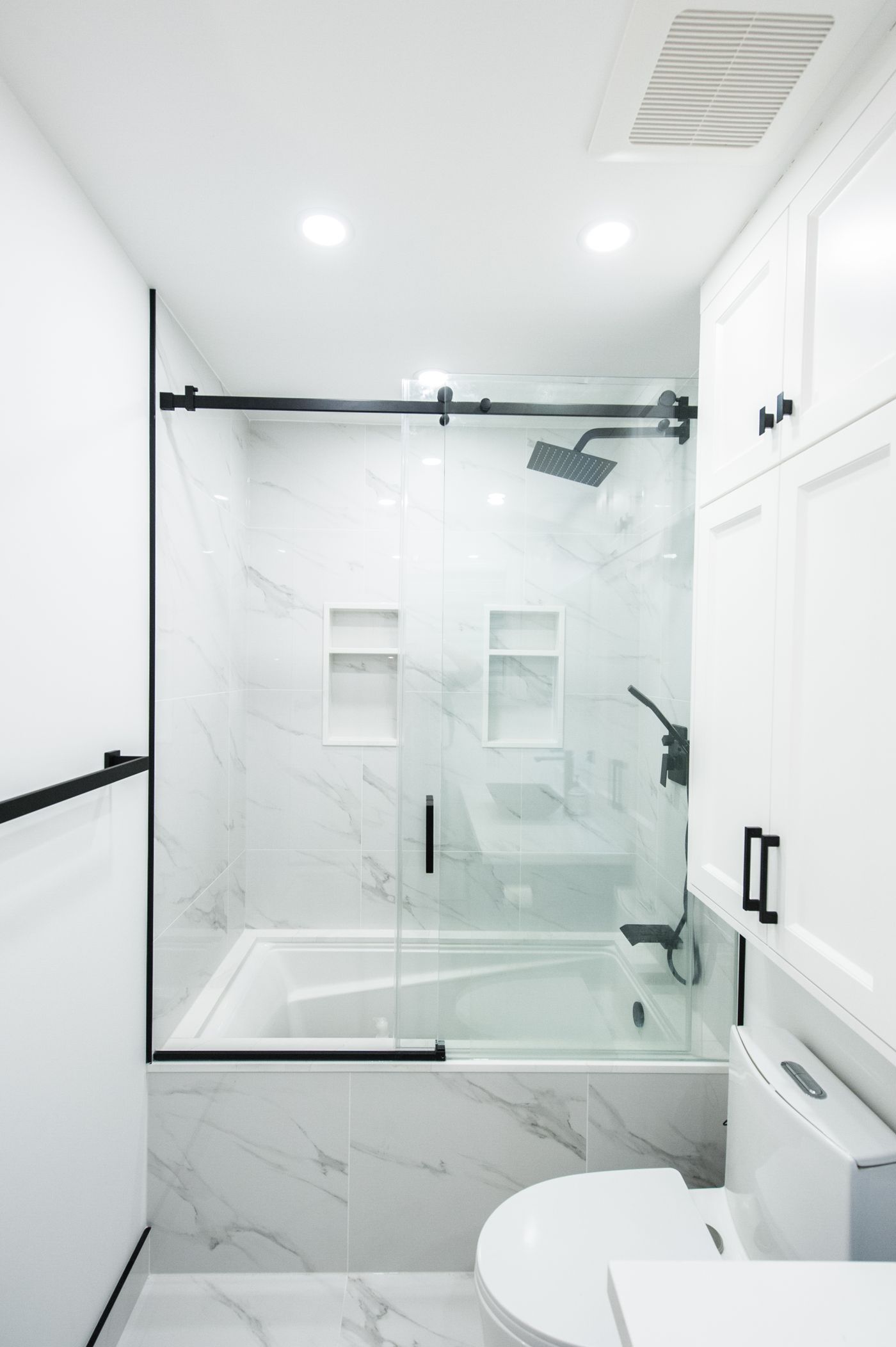 Curbless walk-in shower wet room bathroom